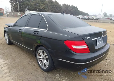 2013 Mercedes-Benz C 300 Luxury 4Matic z USA, uszkodzony, nr VIN WDDGF8AB1DR282958